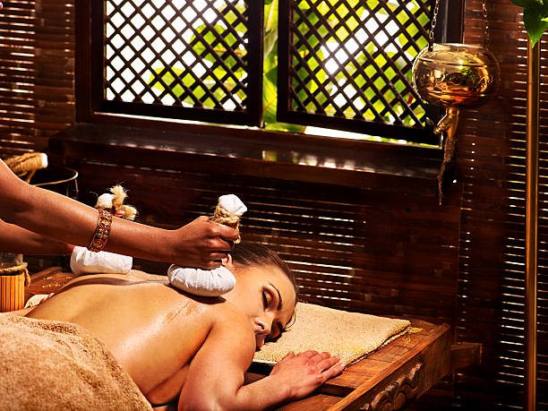 mulher tendo massagem com emplasto - massage oil ice pack herbal medicine herb - fotografias e filmes do acervo