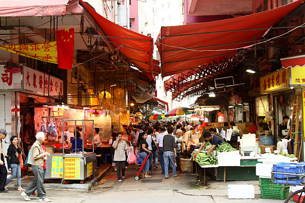 hong kong street market em mong kok - urban scene business sign large group of people - fotografias e filmes do acervo