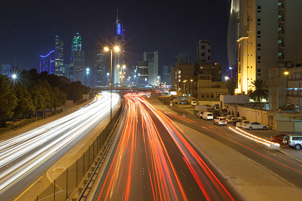 cidade do kuwait, à noite - middle east highway street night - fotografias e filmes do acervo