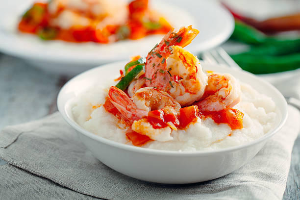 krewetki i grits - grits prepared shrimp restaurant food zdjęcia i obrazy z banku zdjęć