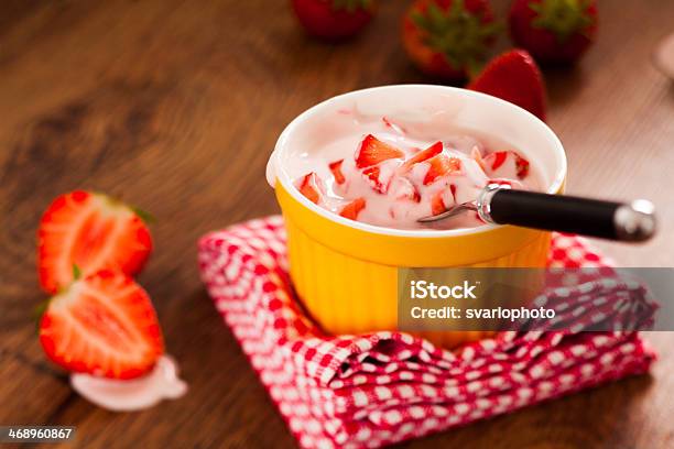 Yogurt Alla Fragola - Fotografie stock e altre immagini di Alimentazione sana - Alimentazione sana, Bianco, Bibita