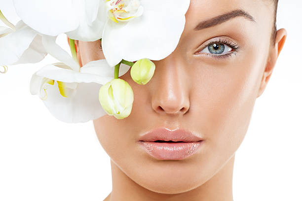 primer plano de mujer con maquillaje natural - flower single flower spa white fotografías e imágenes de stock
