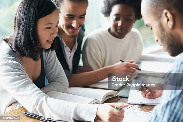 Finde Die Antwort Auf Eine Sehr Schwierige Frage Stockfoto und mehr Bilder von Universitätsstudent - Universitätsstudent, Variation, Unterrichten