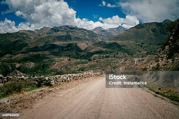Straße Durch Den Colcacanyon Stockfoto und mehr Bilder von Berg - Berg, Rau, Straßenverkehr