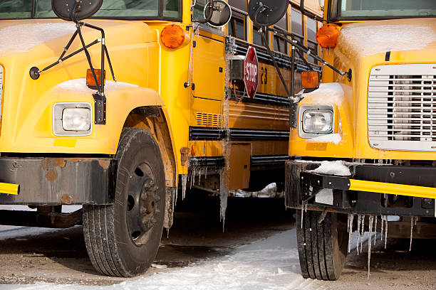 los autobuses escolares cubierto de hielo - public transportation winter bus front view fotografías e imágenes de stock