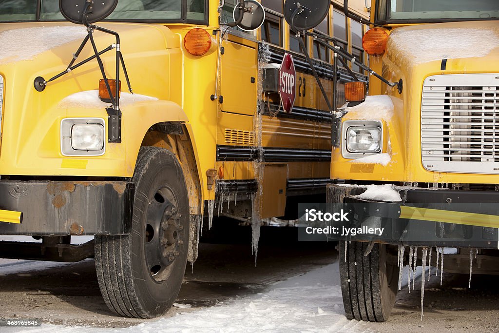 Os autocarros escolares cobertas com gelo - Foto de stock de Amarelo royalty-free