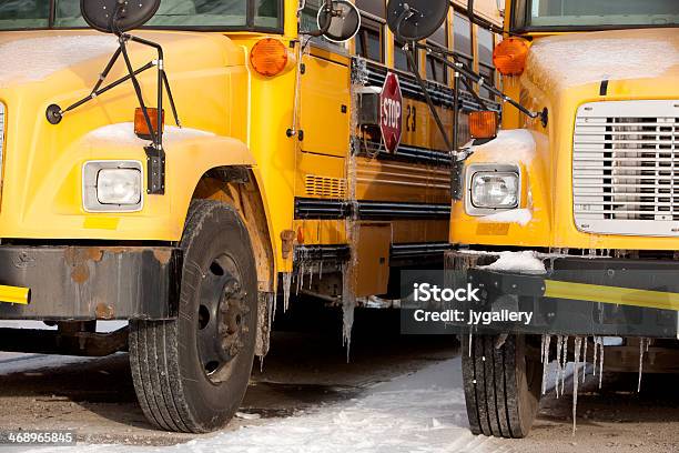 Foto de Os Autocarros Escolares Cobertas Com Gelo e mais fotos de stock de Amarelo - Amarelo, Congelado, Exterior