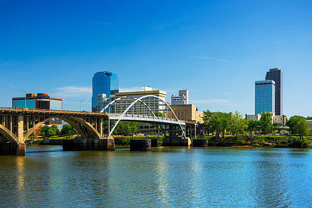 panorama de little rock et pont broadway bridge et de la rivière arkansas - 5957 photos et images de collection