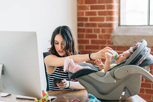 równowaga pomiędzy pracą a życiem prywatnym - working mother child emotional stress mother zdjęcia i obrazy z banku zdjęć