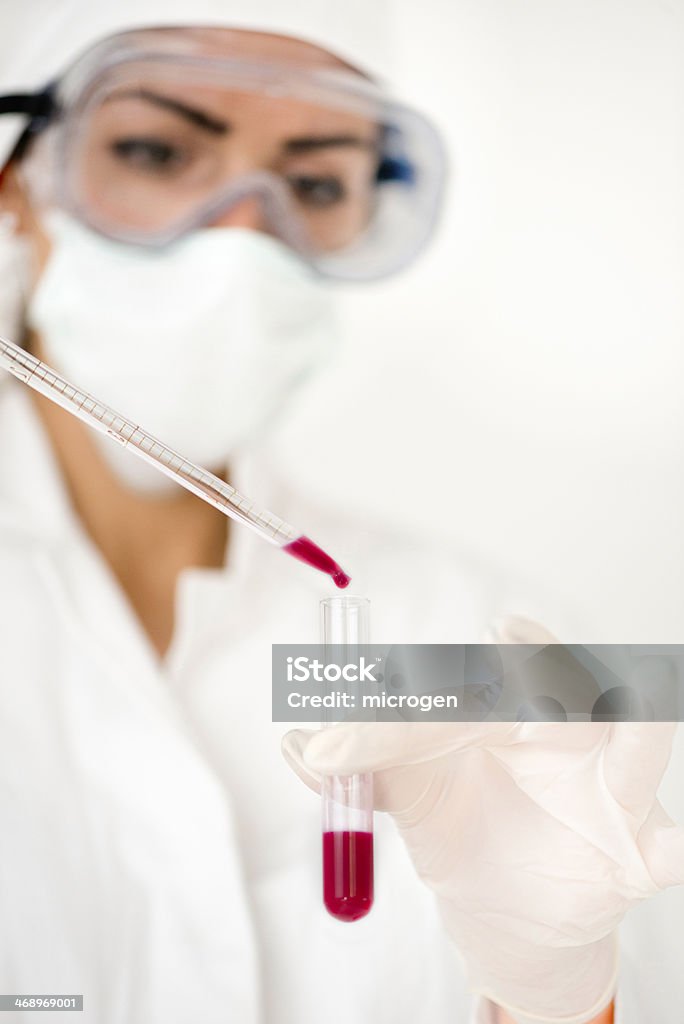 Technicien de laboratoire préparation de Prélèvement de sang - Photo de Adulte libre de droits