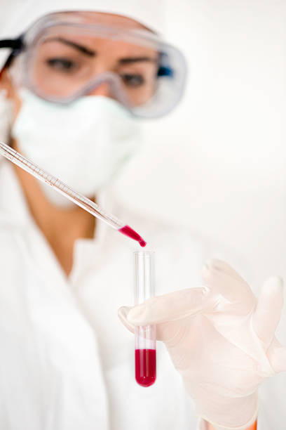 técnico de laboratório a preparação de amostras de sangue - histotechnician imagens e fotografias de stock