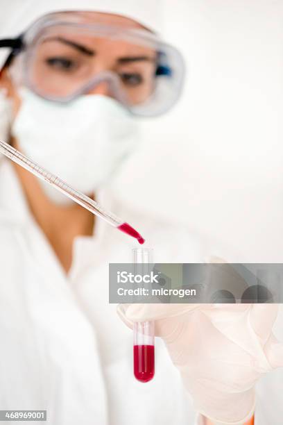 Foto de Laboratório Técnico Preparação De Amostra De Sangue e mais fotos de stock de 30 Anos