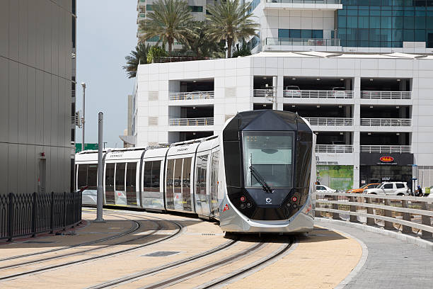 die dubai tram in dubai, vereinigte arabische emirate - united arab emirates train dubai light rail stock-fotos und bilder