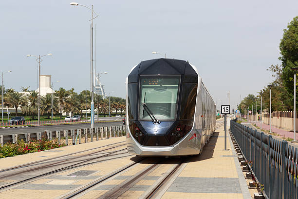 die dubai tram in dubai, vereinigte arabische emirate - united arab emirates train dubai light rail stock-fotos und bilder