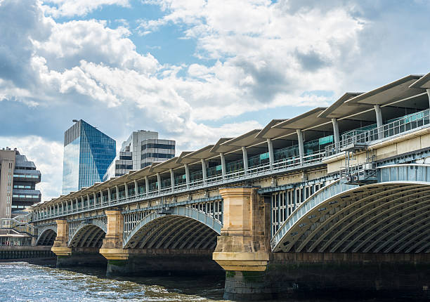 gare de blackfriars bridge - blackfriars bridge photos et images de collection