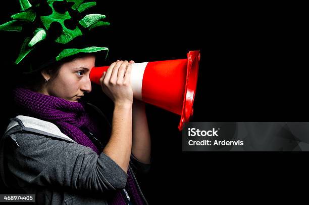 Ragazza Con Cappello Clown Aspetto Allinterno Di Un Cono Spartitraffico - Fotografie stock e altre immagini di Ambientazione interna