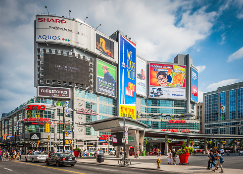 Toronto plaza Yonge Dundas colorido vallas publicitarias y multitudes Ontario, Canadá photo