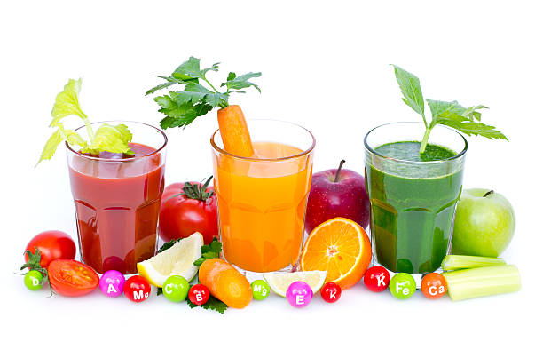 frescos, sucos de frutas e vegetais orgânicos - dieting juice carrot tomato - fotografias e filmes do acervo