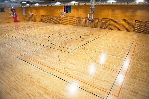 amplio vacías nuevo sports hall, gimnasio escolar, europa - school gymnasium parquet floor sport empty fotografías e imágenes de stock