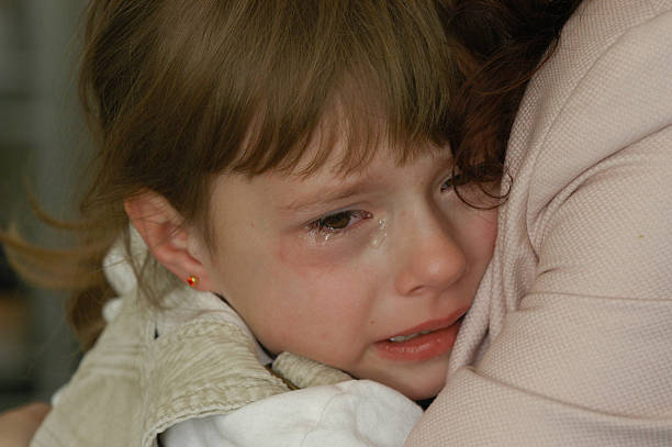 piercing fille de quatre ans - child grief mourner disappointment photos et images de collection