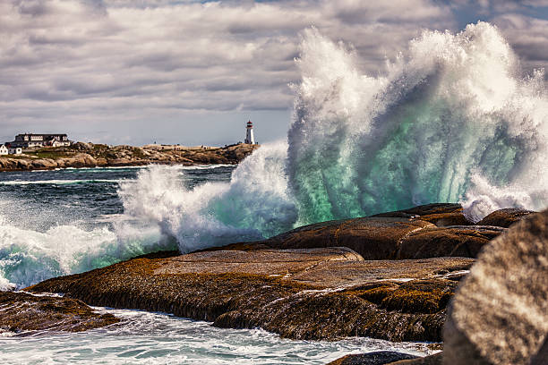 windswept pesado surf em peggys cove nova scotia canada - storm lighthouse cloudscape sea imagens e fotografias de stock