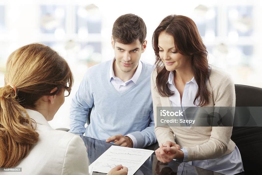 Junges Paar sprechen und finanziellen consultant - Lizenzfrei Abmachung Stock-Foto