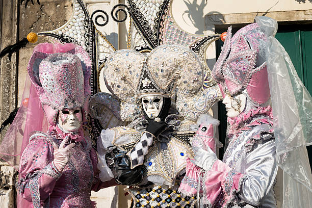 pink black maschere san zacharias square, carnevale di venezia, italia, europa - venice italy editorial mardi gras performer foto e immagini stock