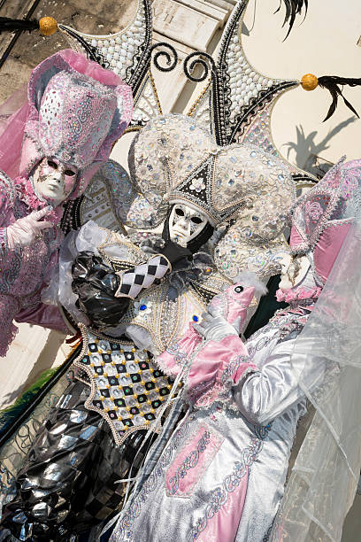 pink black maschere san zacharias square, carnevale di venezia, italia, europa - venice italy editorial mardi gras performer foto e immagini stock