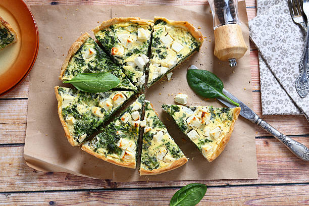 köstliche quiche auf einer serviette - spinach quiche tart savory food stock-fotos und bilder