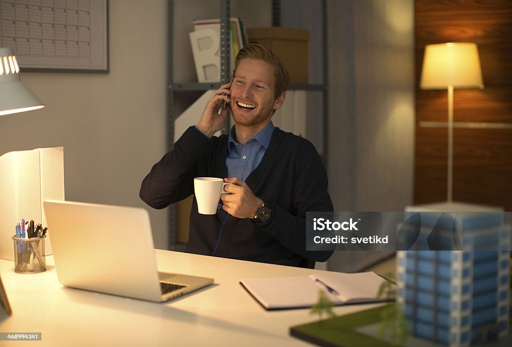 Junger Mann arbeiten. - Lizenzfrei Lächeln Stock-Foto