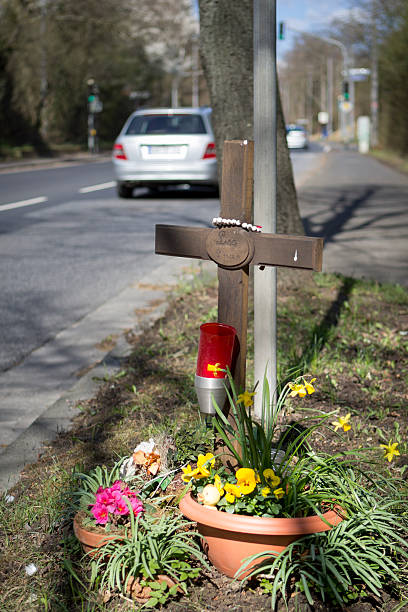 drewniane pobocze memorial lisy obok road - memorial roadside cross cross shape zdjęcia i obrazy z banku zdjęć