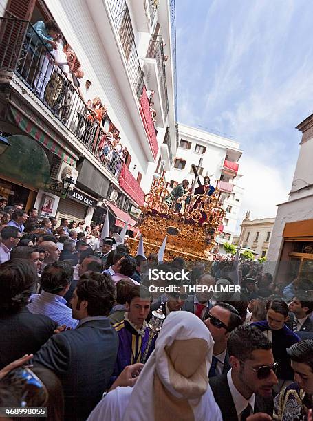 Foto de A Semana Santa Comemorações Em Sevilha e mais fotos de stock de Carro Alegórico - Carro Alegórico, Catolicismo, Cristianismo