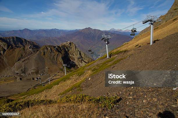 Montanhas De Chairlift Em Krasnaya Polyana - Fotografias de stock e mais imagens de Ao Ar Livre - Ao Ar Livre, Desporto, Empreendimento Turístico