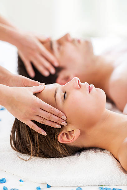 para otrzymania masaż głowy. - spa treatment health spa massaging couple zdjęcia i obrazy z banku zdjęć