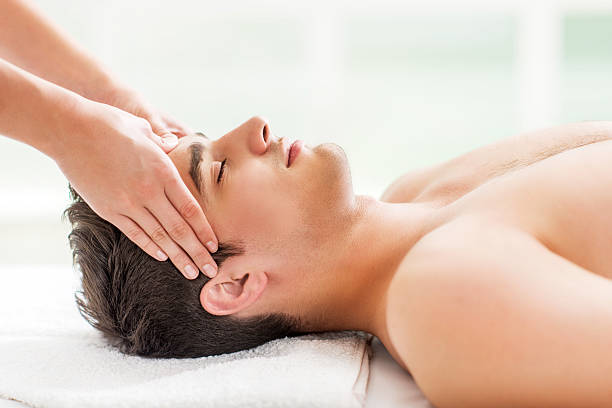 człowiek otrzymaniu masaż głowy w salonie odnowy biologicznej. - massaging men beauty spa beauty treatment zdjęcia i obrazy z banku zdjęć