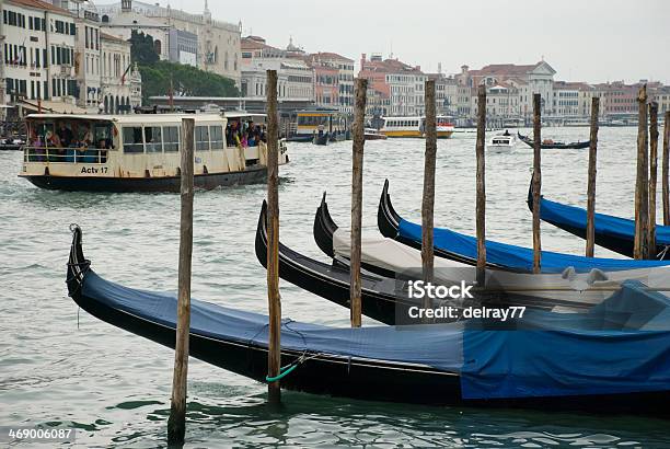 Misty Venecia Con Gondolas Y Vaporettos Foto de stock y más banco de imágenes de Cultura Italiana - Cultura Italiana, Fotografía - Imágenes, Gran Canal - Venecia