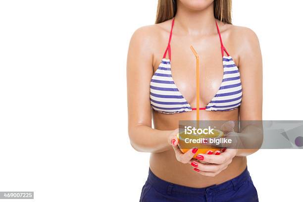 Mujer Joven En Bikini Con Media Naranja Retención De Paja Frutas Foto de stock y más banco de imágenes de Mujeres