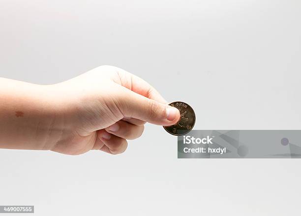 Hijo De La Mano Agarrando La Moneda Foto de stock y más banco de imágenes de Niño - Niño, Moneda, Mano humana