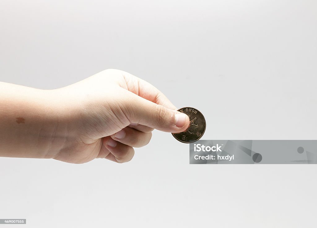 Руку ребенка держит монет - Стоковые фото Ребёнок роялти-фри