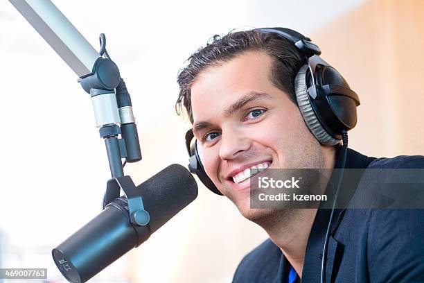 Photo libre de droit de Présentateur De Station De Radio Sur Lair banque d'images et plus d'images libres de droit de Hommes - Hommes, Station de radio, Fréquence radio