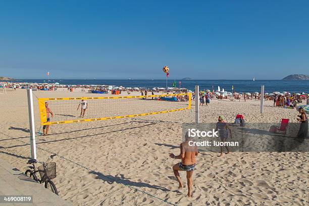 Foto de Homens Jogando Futevôlei Na Praia De Ipanema e mais fotos de stock de Areia - Areia, Arremessar, Atividade Recreativa