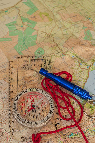 kompass auf einer karte und die rettungspfeife - orienteering planning mountain climbing compass stock-fotos und bilder
