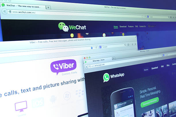 whatsapp wechat y wechat página web - freedom on the phone urgency telephone fotografías e imágenes de stock