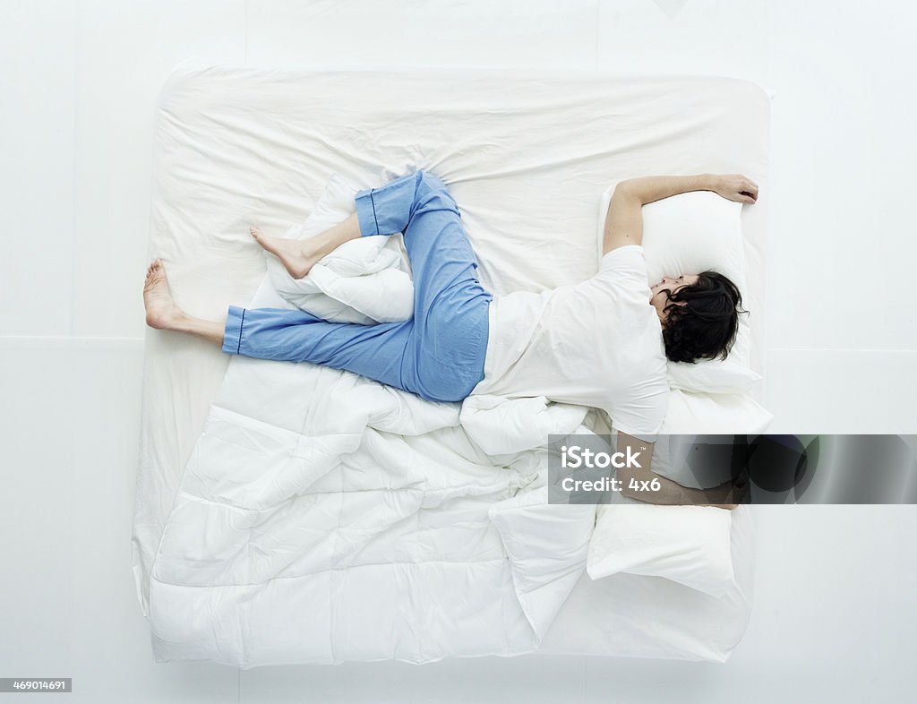 Vista superior de hombre durmiendo en la cama - Foto de stock de Dormir libre de derechos