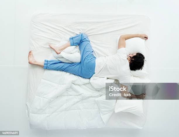 Vista Superior De Hombre Durmiendo En La Cama Foto de stock y más banco de imágenes de Dormir - Dormir, Cama, Hombres