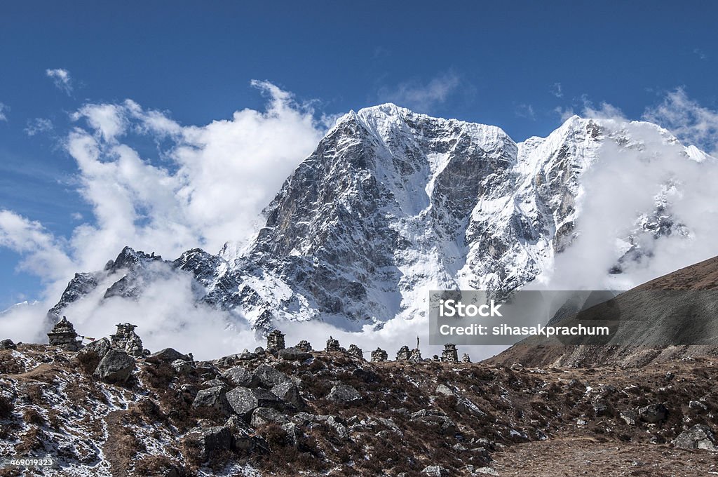 Chukpilhara Memorials - Nepal On the trail between Duglha and Lobuche is a memorial area for climbers known as Chukpilhara. Most memorials are for sherpas and climbers that died on Everest, but there are memorials for other famous climbers that have past away or died on other peaks. . Asia Stock Photo