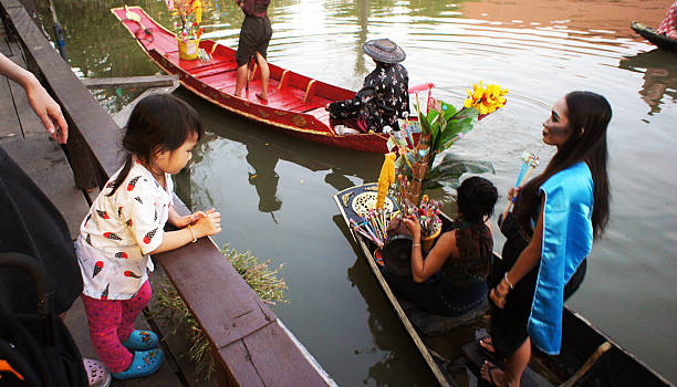 аюттхая плавучий рынок - damnoen saduak floating market asia asian ethnicity asian culture стоковые фото и изображения