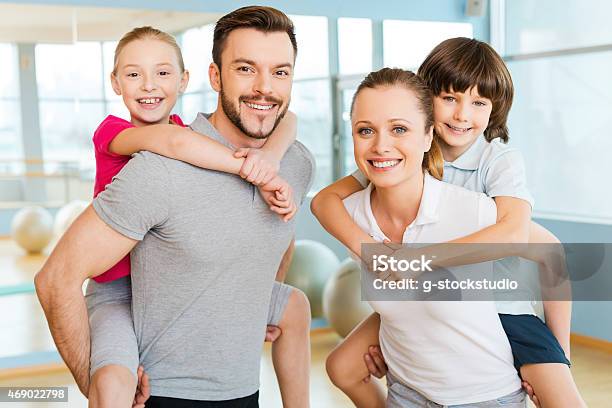 Famiglia Sportiva - Fotografie stock e altre immagini di 2015 - 2015, Abbigliamento sportivo, Abbracciare una persona