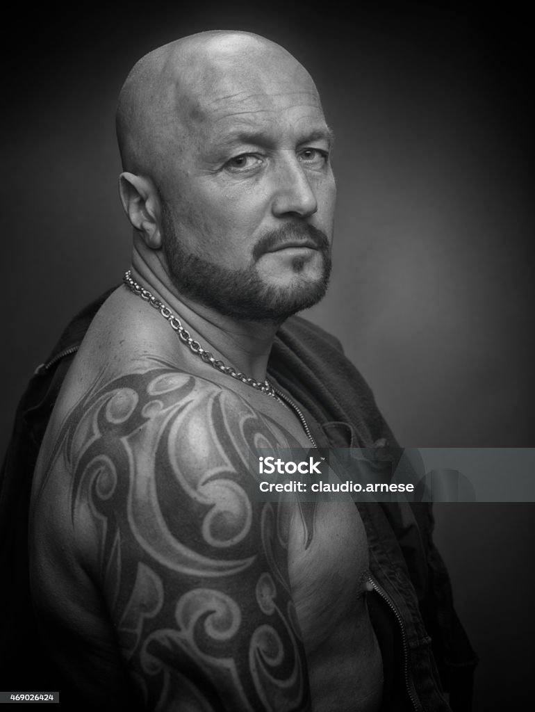Cạo Đầu Người Đàn Ông Với Hình Xăm Đen Trắng Hình ảnh Sẵn có - Tải ...