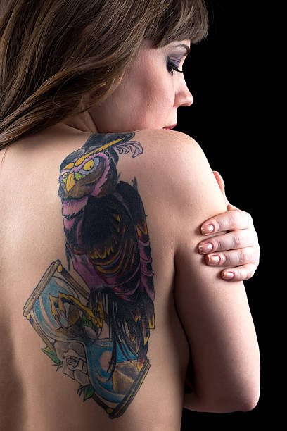 foto di donna con tatuaggio sul retro - tattoo women bird shoulder foto e immagini stock